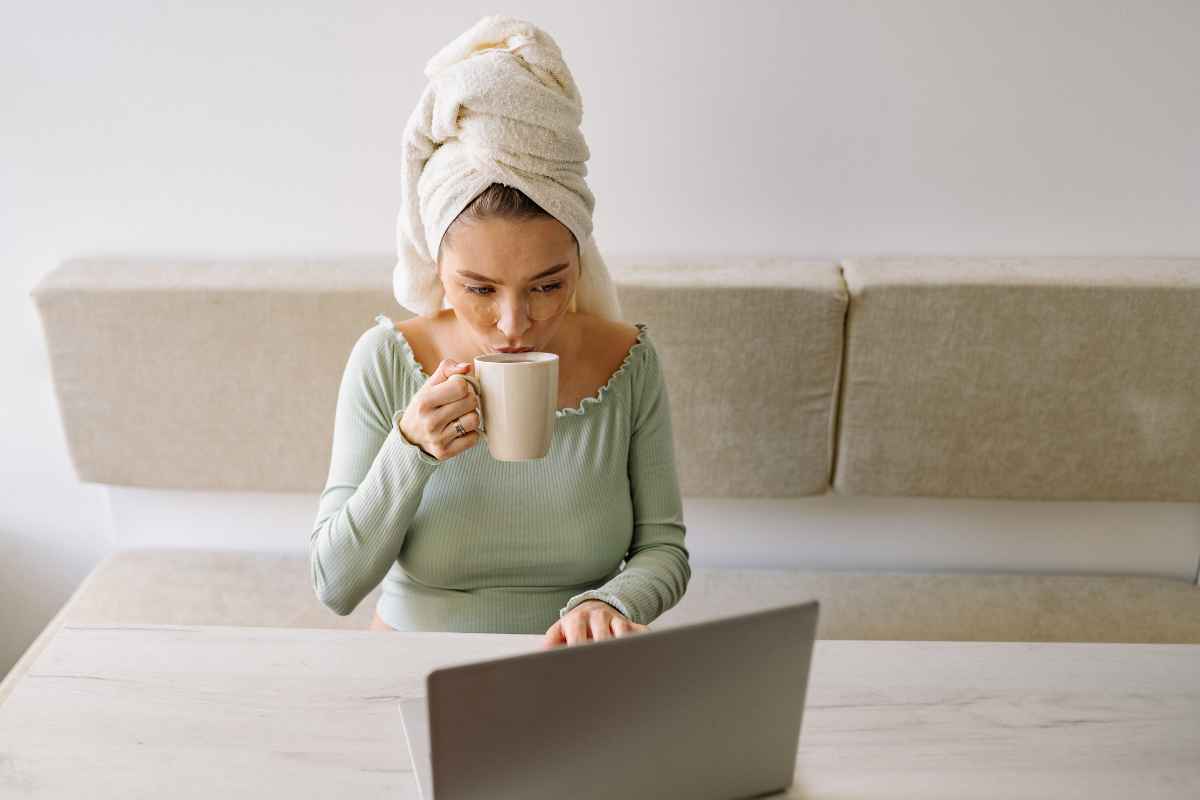 una partita iva lavora in casa e sorseggia una bevanda