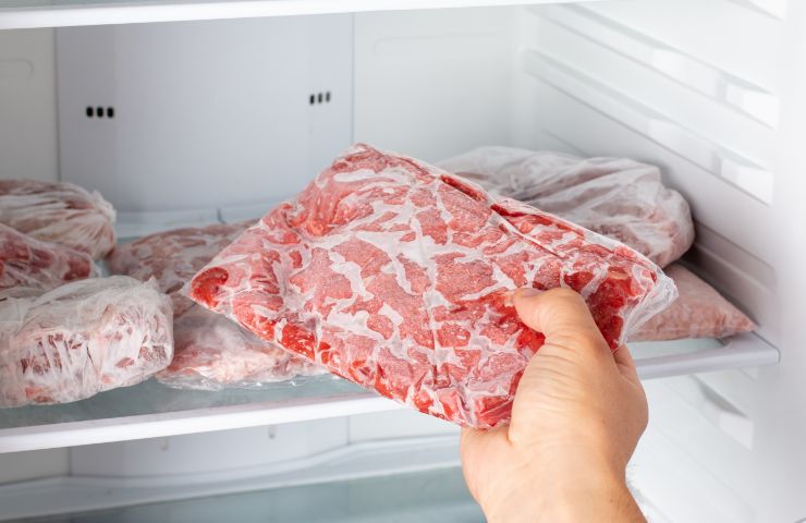 donna mette carne in freezer