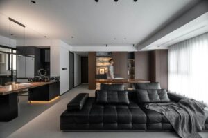 grande open space con divano nero