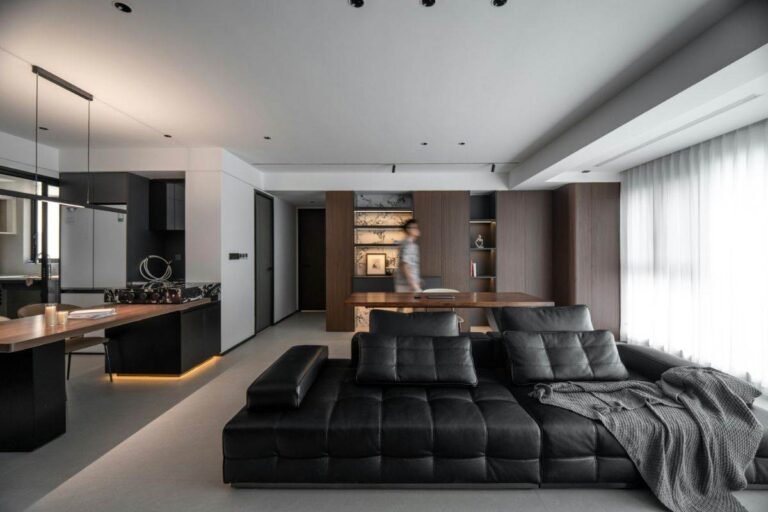 grande open space con divano nero