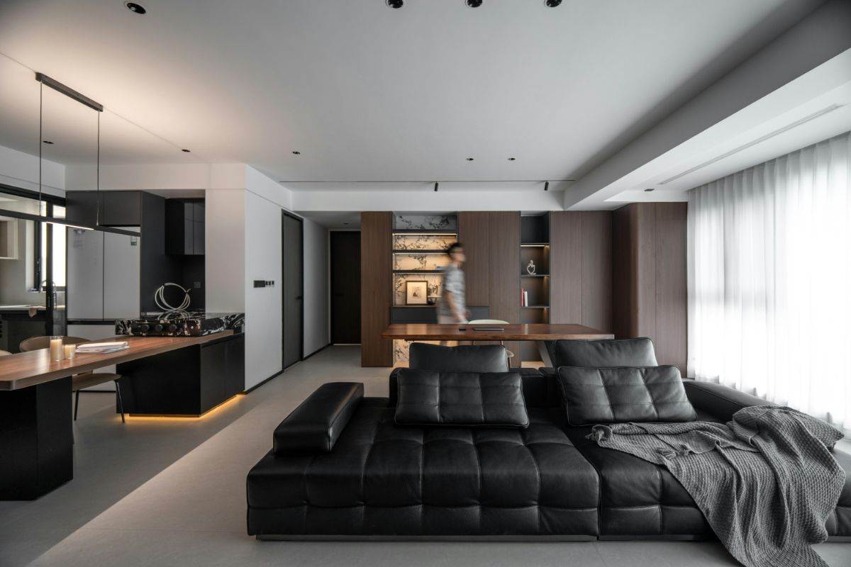 grande open space con divano nero
