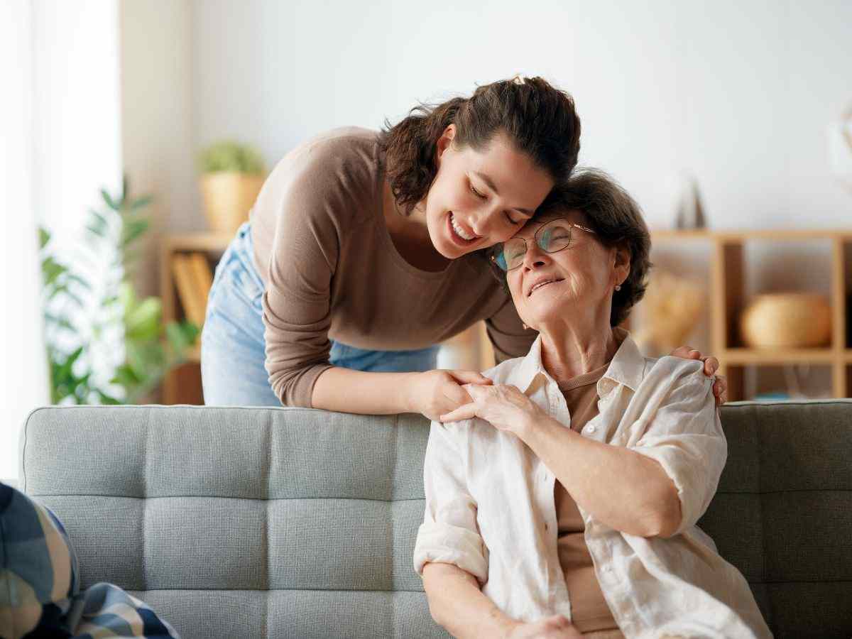 coppia di donna giovan e anziana che si abbracciano