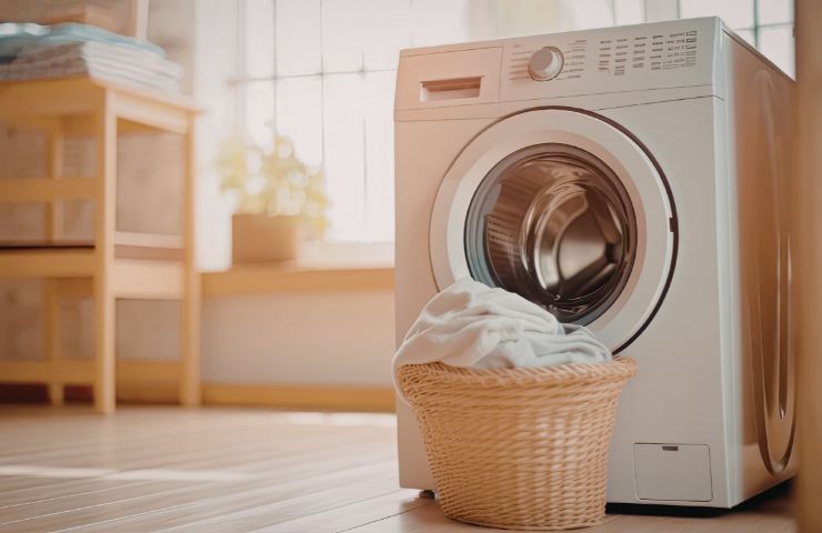 lavatrice e cesta di bucato