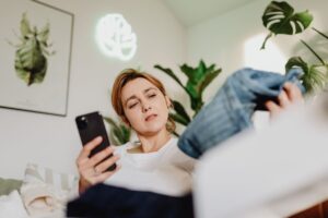 donna che mette in vendita i suoi vestiti