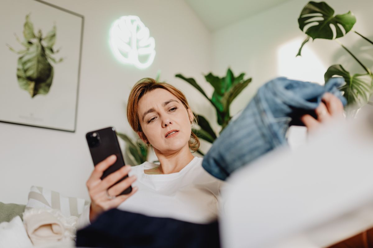 donna che mette in vendita i suoi vestiti