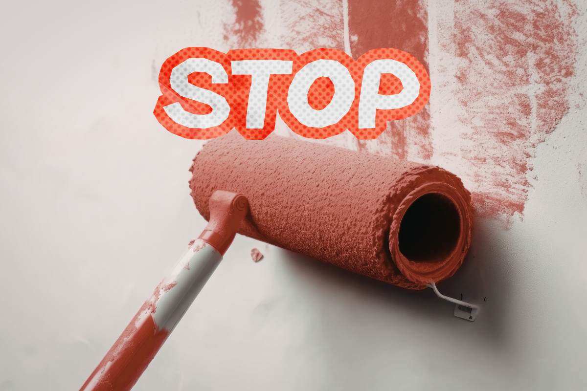 rullo che dipinge parete