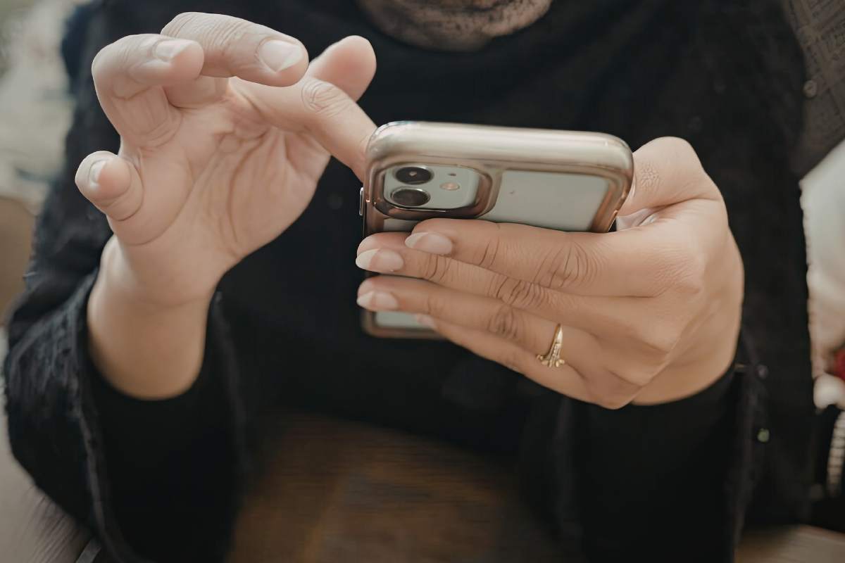 dettaglio di un uomo che maneggia uno smartphone