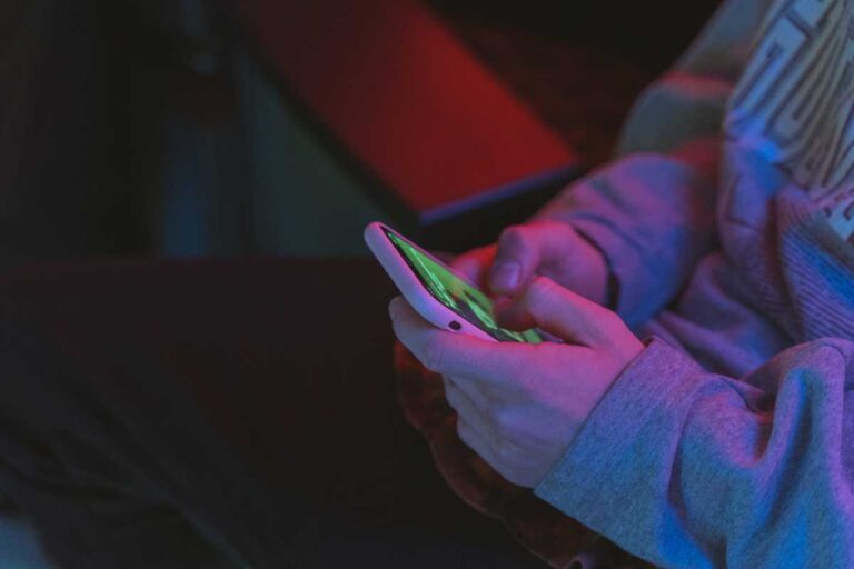 ragazzo maneggia uno smartphone