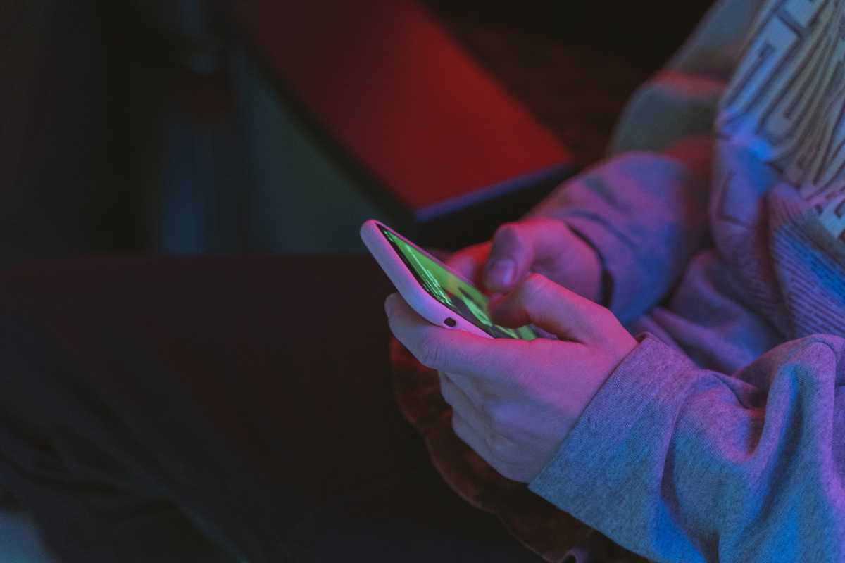 ragazzo maneggia uno smartphone