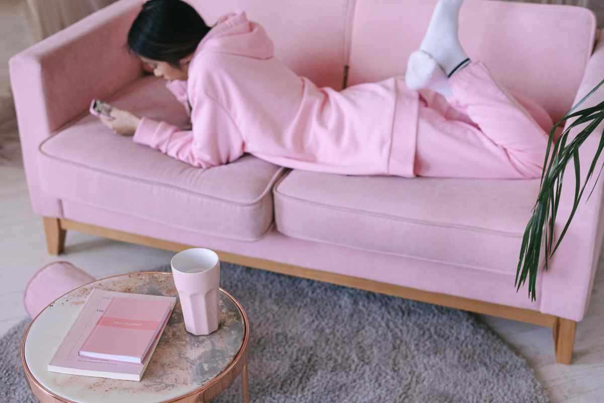 ragazza stesa sul più classico dei divani letto