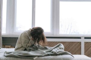 donna si alza dal divano letto