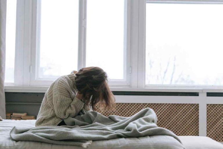 donna si alza dal divano letto