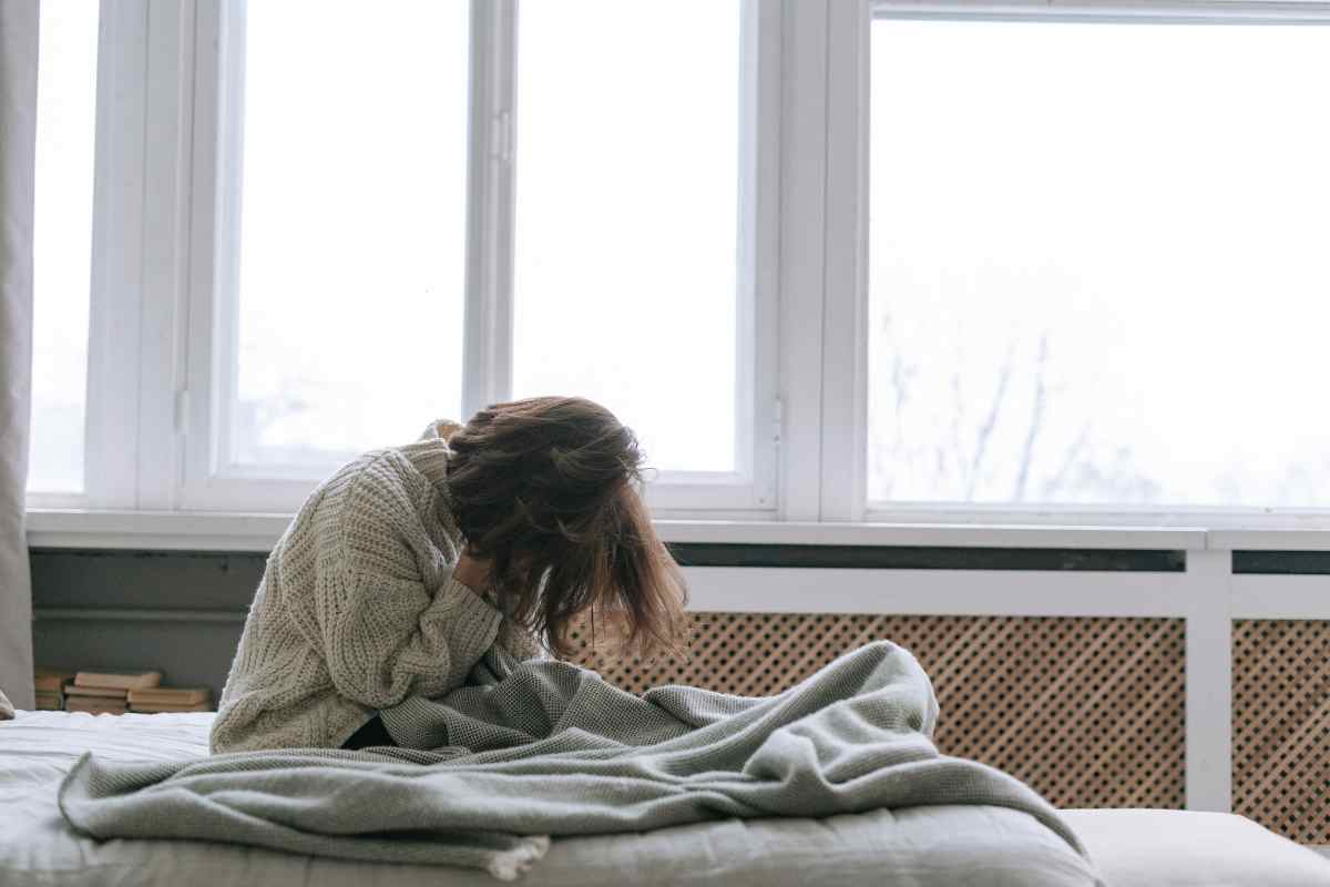 donna si alza dal divano letto