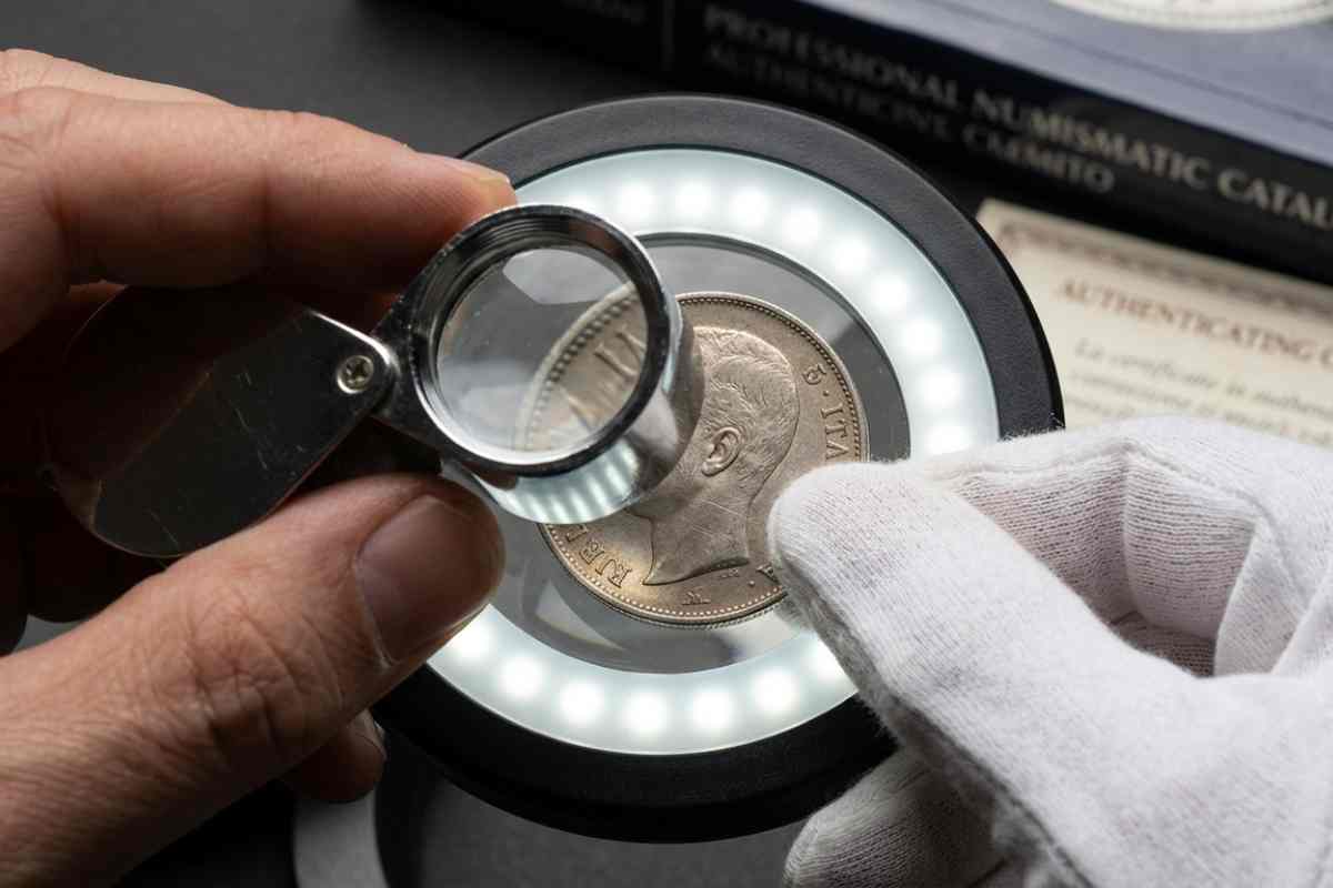 esperto in numismatica analizza una vecchia moneta