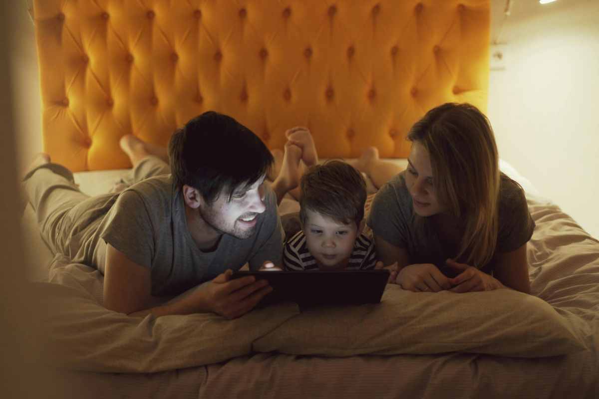 famiglia stesa su un letto