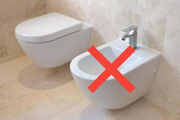 bagno con wc e bidet e croce sopra il bidet
