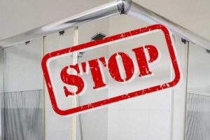 scritta stop e cabina doccia