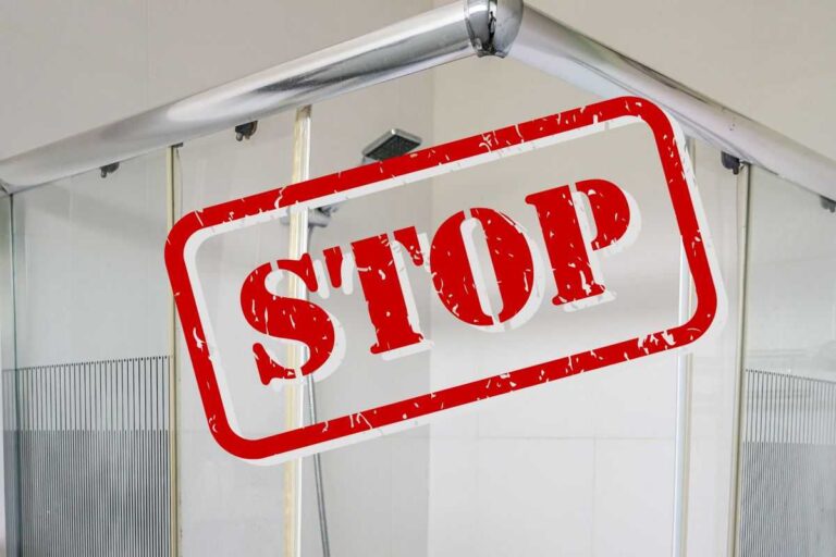 scritta stop e cabina doccia