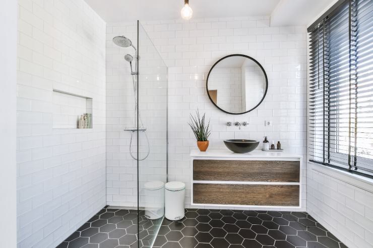 ampio bagno moderno con doccia a vista