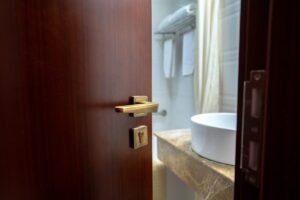 porta che si apre su un bagno