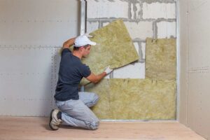 operaio che installa cappotto termico