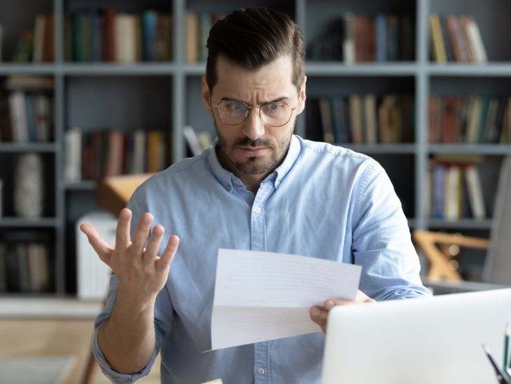 uomo che legge una lettera