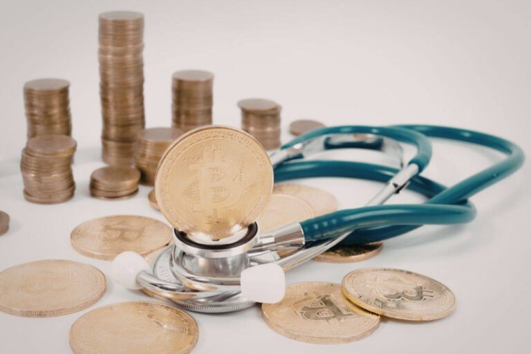 monete e stetoscopio