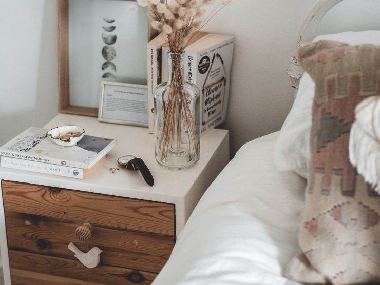 comodino moderno accanto al letto
