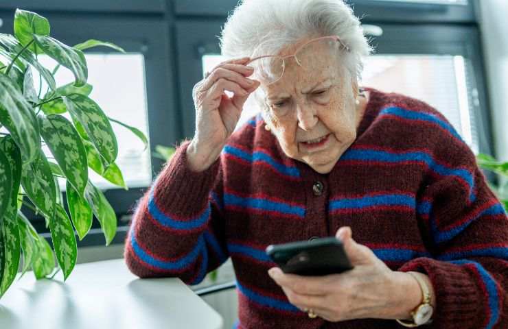 donna anziana con smartphone in mano