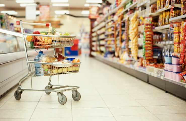 supermercato con prodotti tra le corsie del supermercato