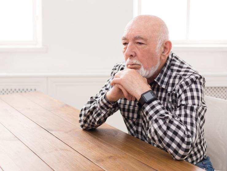 uomo anziano pensieroso