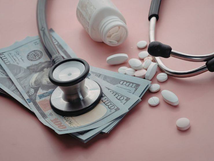 stetoscopio, pillole e banconote