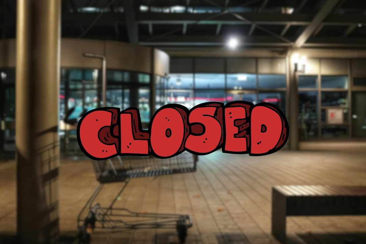 supermercato da fuori e scritta chiuso