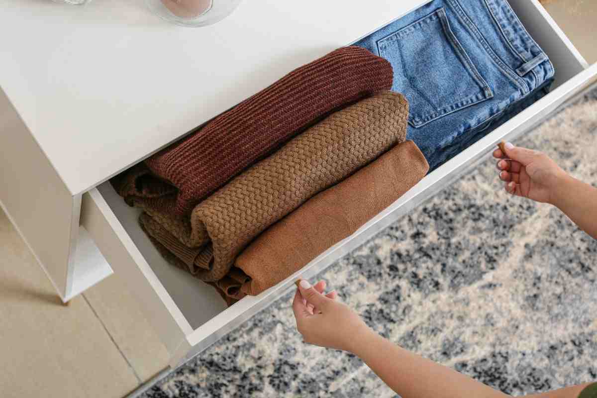 persona che apre cassetto