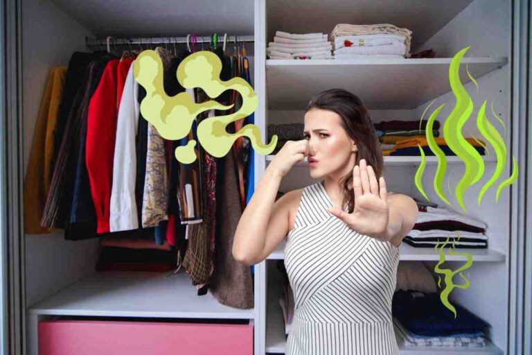 donna che si tappa il naso per il cattivo odore che esce dagli armadi
